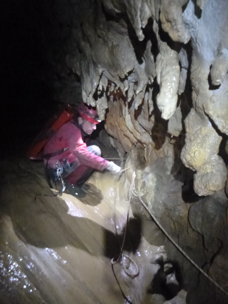 kus_steph's tweet photo. Equipement de la grotte du Crochet dans l'Ain pour faire découvrir le monde souterrain à l'occasion des journées nationales de la spéléologie avec le CDS69. https://t.co/TAc69xlFsH