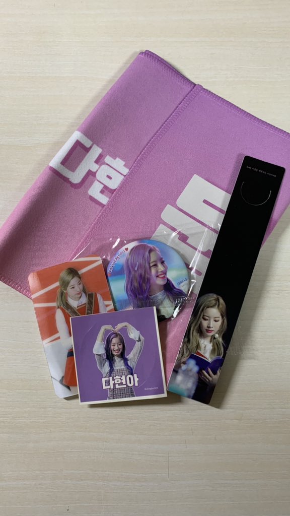 sk_irrrr's tweet photo. 트외이스 다현 반사슬로건 1.0 

트와이스 포카교환 포토카드 양도 판매 구매 나연 pop 트레카 여돌 걸그룹 나연 정연 모모 사나 지효 미나 다현 채영 쯔위 반사슬로건 슬로건 트와이스팬미팅 할로윈팬미팅 콘서트 https://t.co/YtEm13Izn0