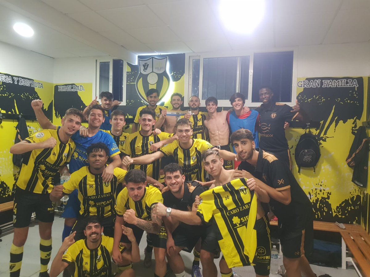 VILLAFRANCOCF's tweet photo. ¡ E Q U I P A Z O ! 😍

#SigamosHaciendoHistoria 
#SomosUnaGranFamilia 💛🖤 https://t.co/s5UhW9Wnl3