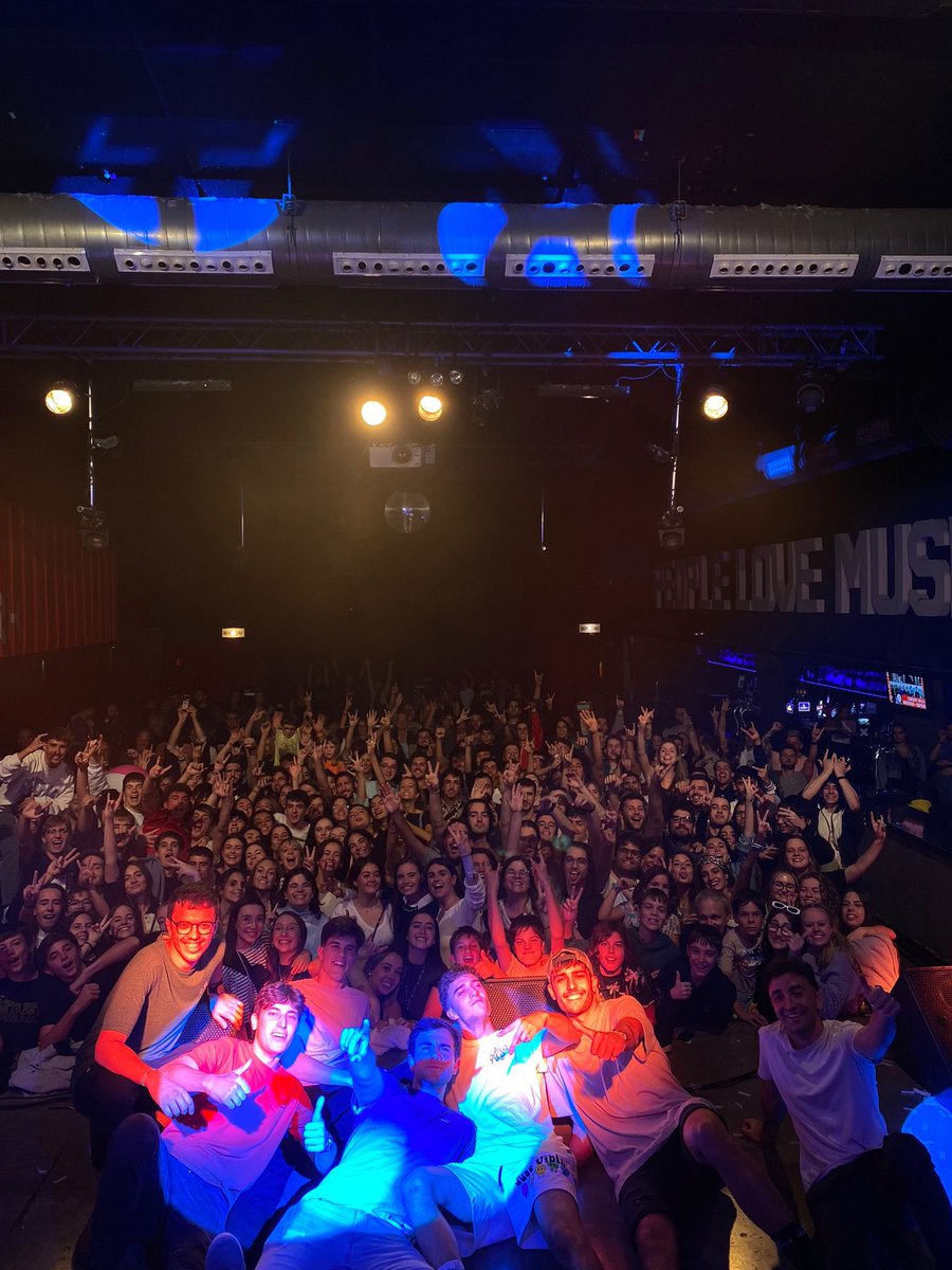 SDP509's tweet photo. El millor públic que es pot tenir, quina bogeria 🤯 Moltes gràcies a tothom qui va venir i també a @SalaStroika i @casesdelamusica per donar-nos aquesta oportunitat 🫶🏼🍍 https://t.co/liDJDzGrS5