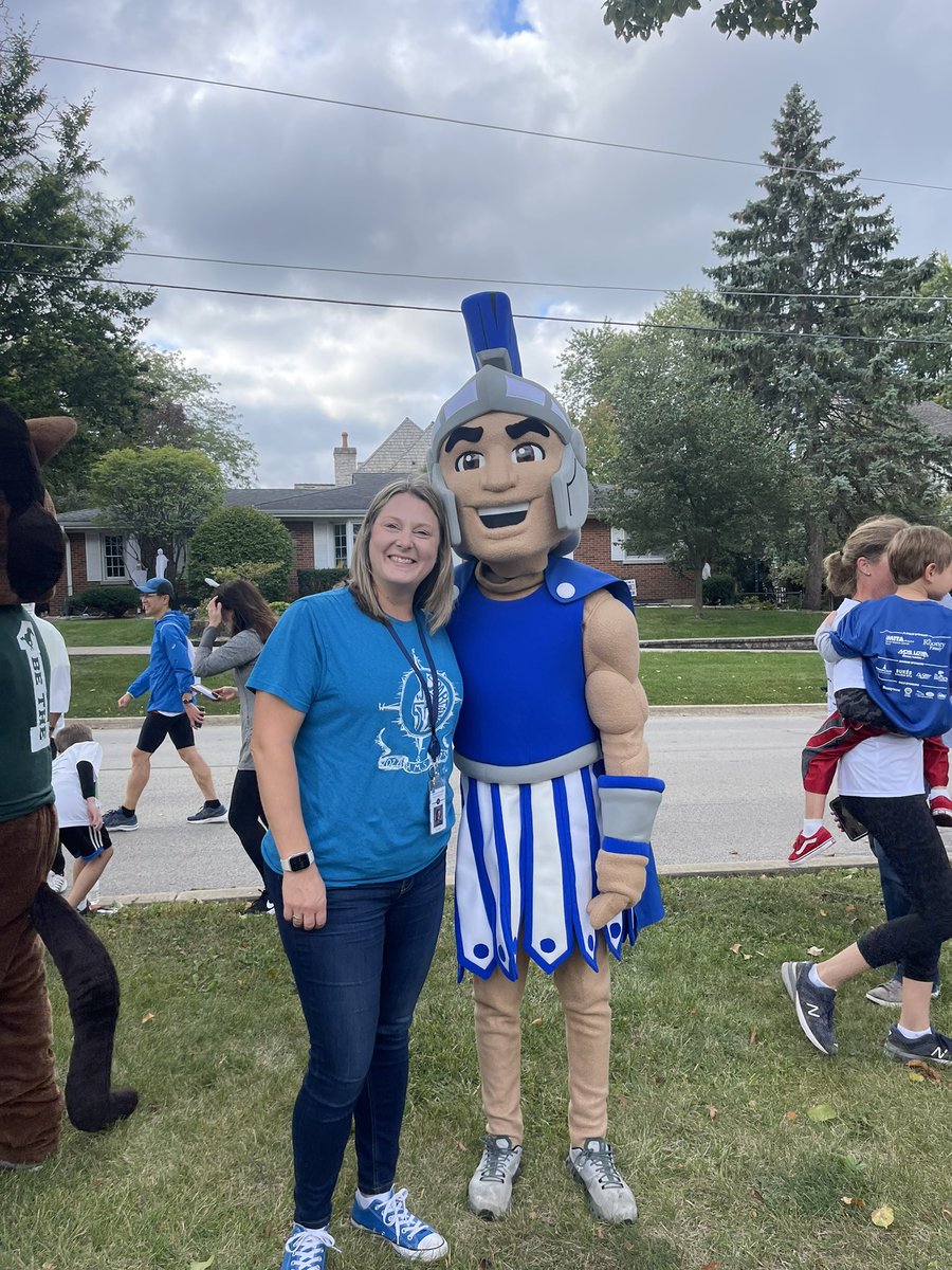 cory_burke4's tweet photo. Sparty for the win in the mascot race today at the Hinsdale Rotary run!  Go Spartans!!! @CCSD181 https://t.co/hvDJcFFqRM