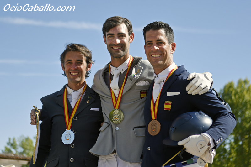 OcioCaballo's tweet photo. 🇪🇸 Reparto de medallas en el Campeonato de España de Doma para Caballos Jóvenes 2022 | FOTOS 📸

✏️NOTICIA COMPLETA EN: https://t.co/tV1QLxTdYZ https://t.co/lU72eltq7i