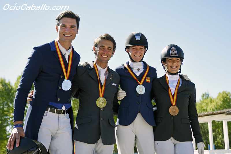 OcioCaballo's tweet photo. 🇪🇸 Reparto de medallas en el Campeonato de España de Doma para Caballos Jóvenes 2022 | FOTOS 📸

✏️NOTICIA COMPLETA EN: https://t.co/tV1QLxTdYZ https://t.co/lU72eltq7i