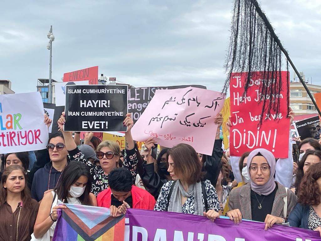 Bugün Türkiye'nin bir çok yerinde sokaklardaydık. İstanbul Kadıköy'de İran'da, Türkiye'de ve her yerde özgürlük istiyoruz çağrısıyla isyanımızın sesini yükselttik. Hayatlarımız, haklarımız ve özgürlüğümüz için sokakları terk etmeyeceğiz! #MahsaAmini #ÖzgürlükAzadiFreedom