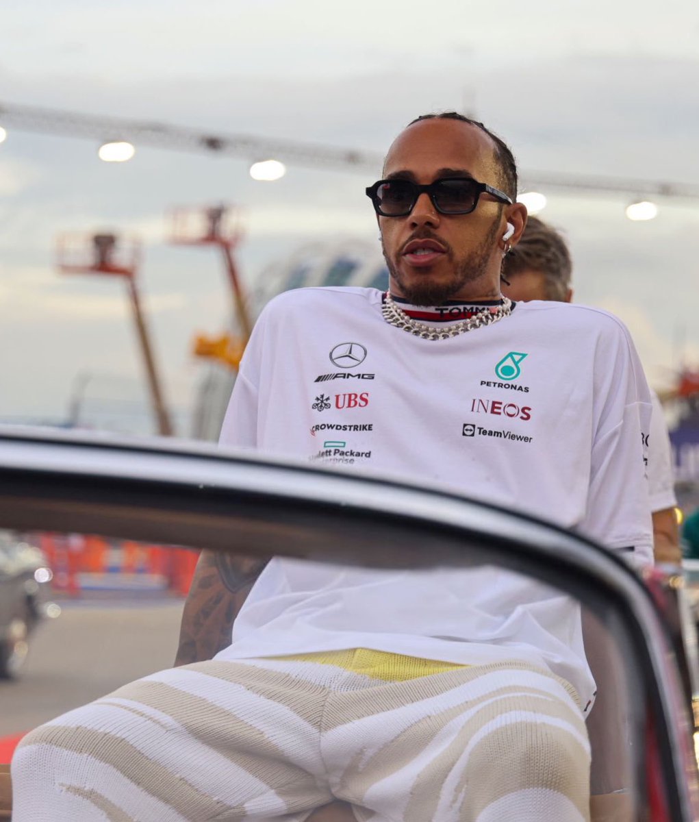 📸 | Sir Lewis Hamilton 😎