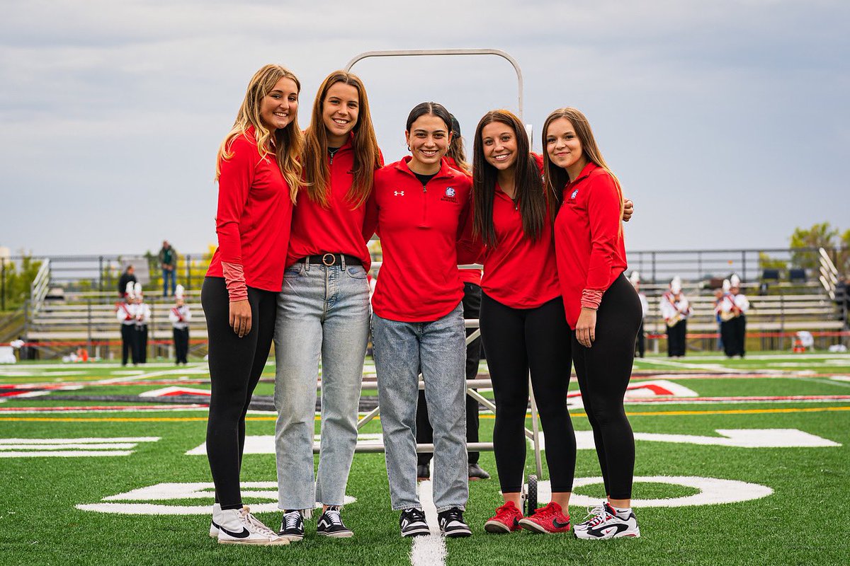 MSUBeaversWBB's tweet photo. At yesterday’s football game the ladies on the 2021-2022 roster were recognized for their academic achievements 📚🤓

• Cumulative 3.753 Team GPA 
• Placed 11th in the Women’s Basketball Coaches Association Academic Top 25 
• Top GPA in the NSIC for WBB

#ChampionshipMentality https://t.co/tlzXiDM06Z