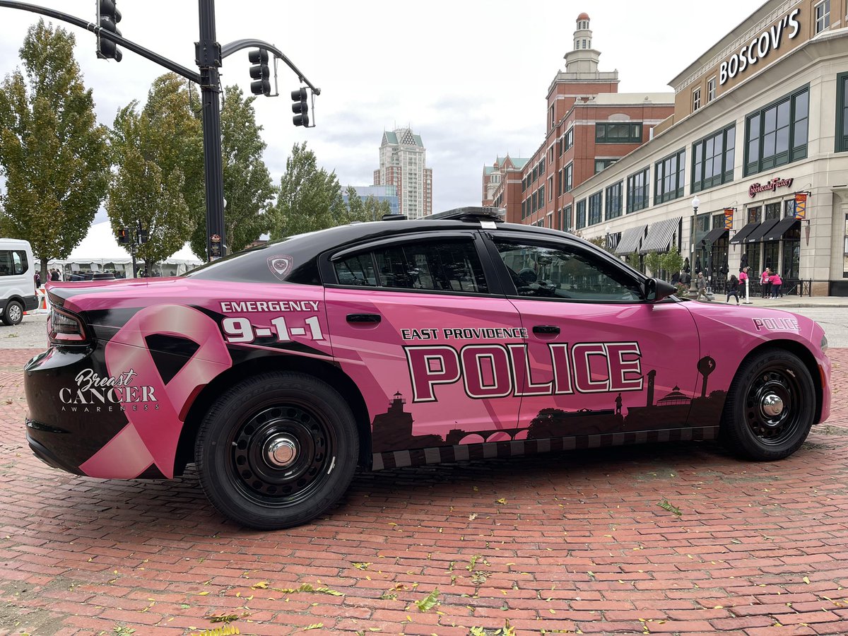 Great turnout today at the <a href="/GloriaGemma/">Gloria Gemma Breast Cancer Resource Foundation</a> 5K! <a href="/EastProvPD/">East Providence Police Department</a> showing off the new Breast Cancer Awareness cruiser. 

#BreastCancerAwarenessMonth #pinkcruiser <a href="/CityofEastProv/">CityofEastProvidence</a>