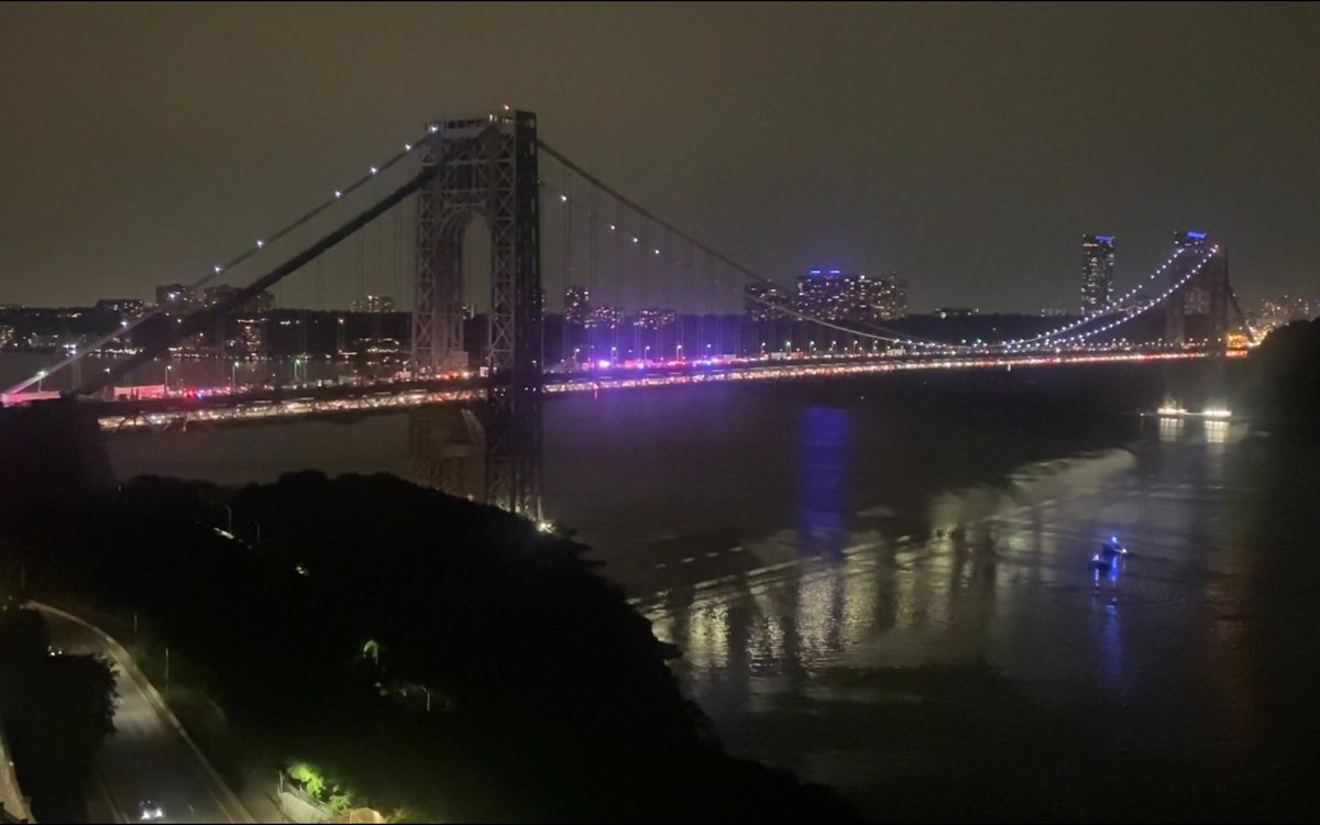 JonBoyCagliari's tweet photo. Tonight's projector fodder is Andy's window from New York, I'm guessing somebody has jumped off the bridge. #SundayEveningFeeling https://t.co/TE1hFWeLTB #windowswap https://t.co/gwlkN3kMY2