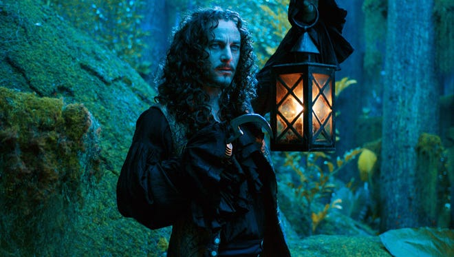 thepurpah's tweet photo. Character Crushes From Childhood That Were Early Signs Of My Bisexuality #38473593725:

Jason Isaacs "Captain Hook" from the 2004 "Peter Pan"

(The man literally has bisexual lighting in the finale) https://t.co/Xsw87L4Bg9