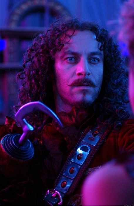 thepurpah's tweet photo. Character Crushes From Childhood That Were Early Signs Of My Bisexuality #38473593725:

Jason Isaacs "Captain Hook" from the 2004 "Peter Pan"

(The man literally has bisexual lighting in the finale) https://t.co/Xsw87L4Bg9