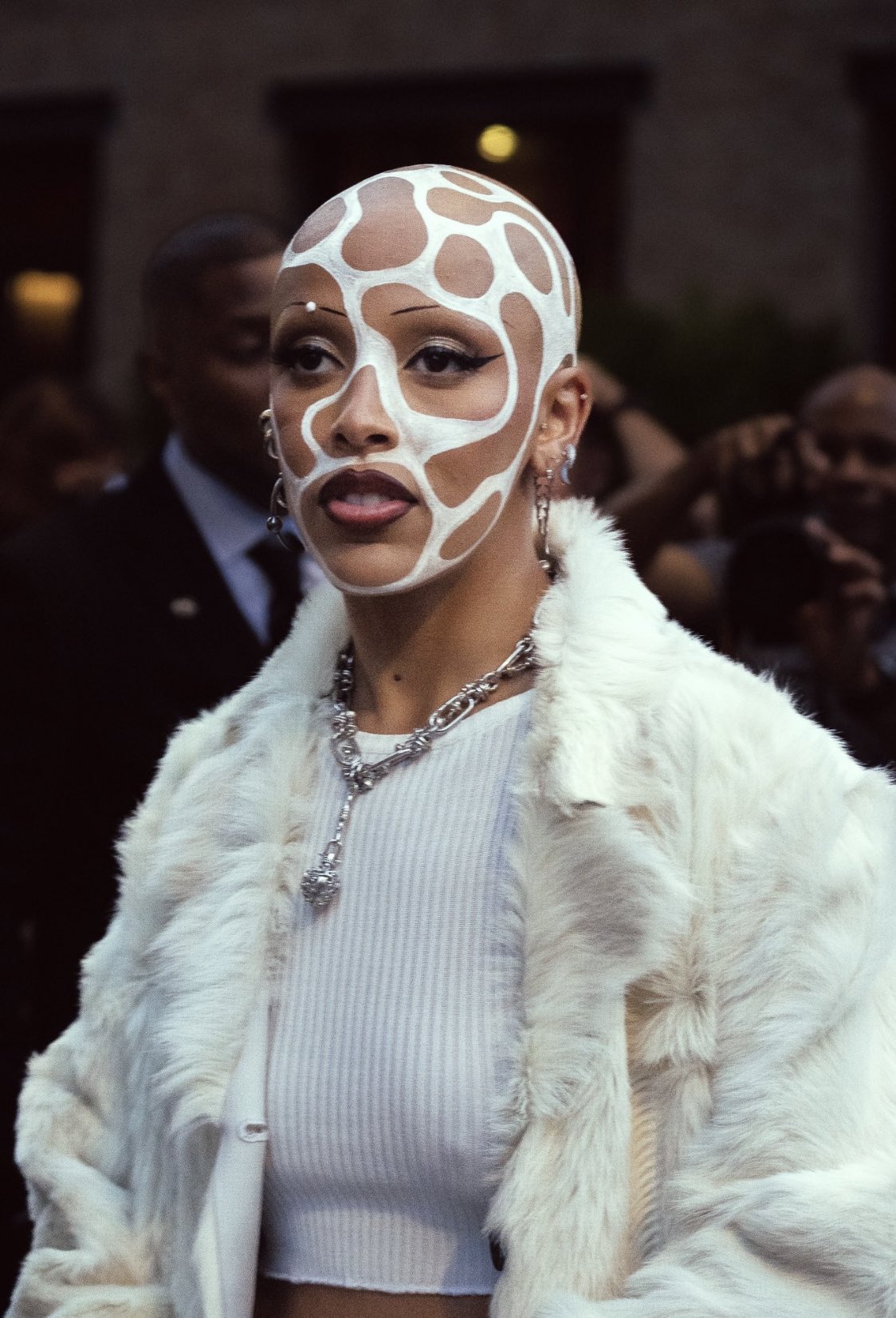 kea-on-twitter-i-love-how-doja-cat-experiments-with-make-up-https-t