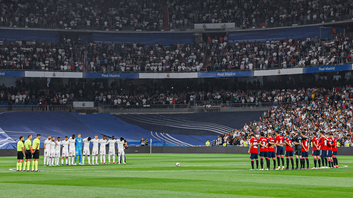 ⚫ El Santiago Bernabéu guardó un minuto de silencio, antes del inicio del #RealMadridOsasuna, en memoria de los fallecidos en la tragedia del estadio de Kanjuruhan, en la isla de Java (Indonesia).
#RealMadrid