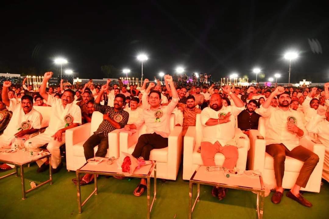 KTRBRS's tweet photo. My compliments to Minister @GKamalakarTRS Garu for the very well organised “Karimnagar Kalotsavalu” &amp; the excellent performances of Telangana Folk artists

Karimnagar city has &amp; will always hold a special place in my heart 😊 https://t.co/7tU1b1l5h9