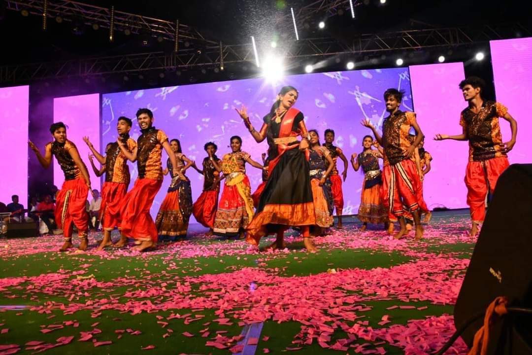 KTRBRS's tweet photo. My compliments to Minister @GKamalakarTRS Garu for the very well organised “Karimnagar Kalotsavalu” &amp; the excellent performances of Telangana Folk artists

Karimnagar city has &amp; will always hold a special place in my heart 😊 https://t.co/7tU1b1l5h9