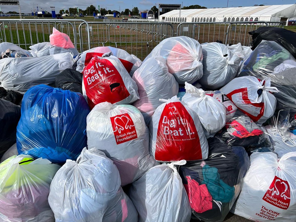 DrTraceyLeghorn's tweet photo. Proud to join SUEZ UK volunteer’s today on our mission to collect #LondonMarathon runner’s discarded clothing for sorting, cleaning and selling through the @TheBHF network of stores. The proceeds will fund groundbreaking research into regenerative ♥️ medicine! #TeamBHF #GoSanjay https://t.co/c8Ku7PncIk