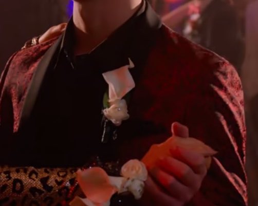 keenryfiles's tweet photo. robby and tory wearing matching flowers at prom in 4x08, which are called calla lilies, and they represents union and rebirth https://t.co/6NxNIO3BzE