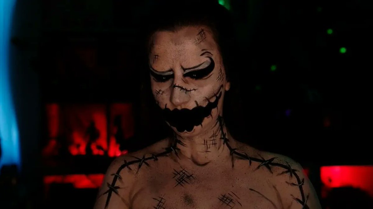 DeMeninha's tweet photo. "If you aren't shaking
There's something very wrong
'Cause this may be the last time you hear the Boogie song"
Aquí os dejo el resultado del directo de hoy. El primero de este #makeuptober
#oogieboogie #nightmarebeforechristmas #makeupartist #bodypaint #facepaint #twitch https://t.co/NlmNVR9v7c