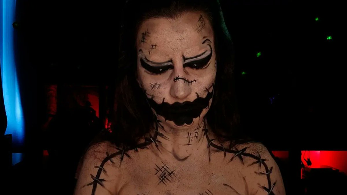 DeMeninha's tweet photo. "If you aren't shaking
There's something very wrong
'Cause this may be the last time you hear the Boogie song"
Aquí os dejo el resultado del directo de hoy. El primero de este #makeuptober
#oogieboogie #nightmarebeforechristmas #makeupartist #bodypaint #facepaint #twitch https://t.co/NlmNVR9v7c