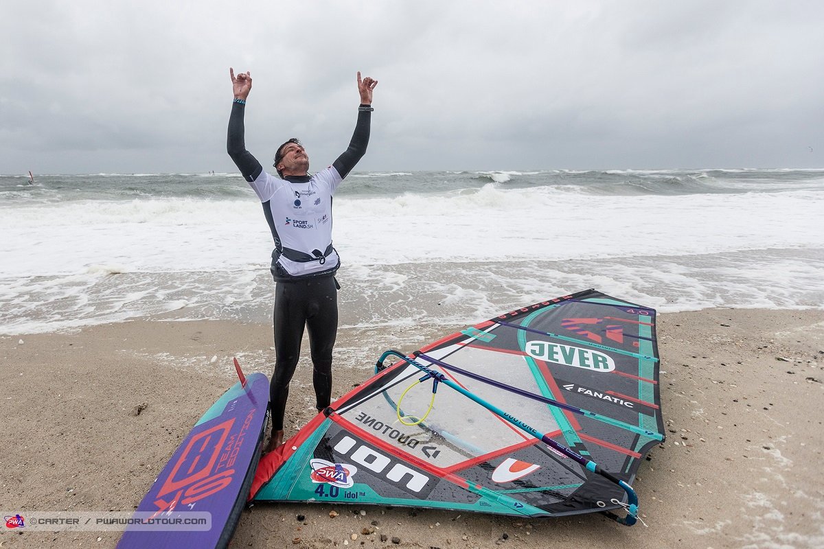 Bravo à Adrien Bosson, couronné ce dimanche champion du monde de windsurf Freestyle 2022 ! 🔥
Le 1er titre d'un français dans cette discipline depuis bien longtemps !
.
<a href="/pwaworldtour/">PWA</a> 
#windsurf #windsurfing #sport #sports #worldchampion