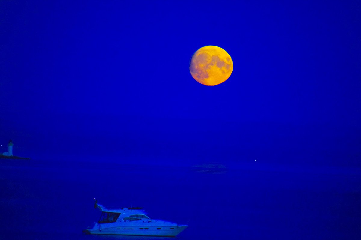 Spittalfield's tweet photo. August moon over Arran ❤️ https://t.co/JI4ThCGtCa