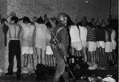 NUNCA OLVIDAR el genocidio del gobierno priista el 2 de Octubre ‘68 // En una esquina de la Plaza de las Tres Culturas levantaron 65 cadáveres que con pala mecánica echaron a un camión de la basura. Los asesinos impunes, ahora son los más ricos en el cementerio. ¡ malditos sean !