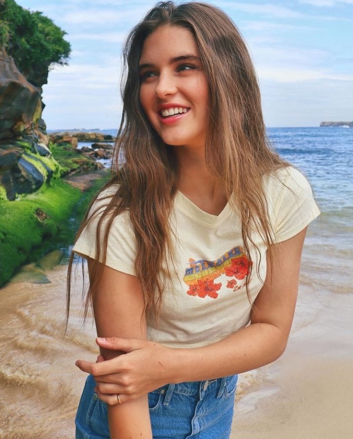 thinkerclarke's tweet photo. australian girl smile :) https://t.co/I0B8YCumVr