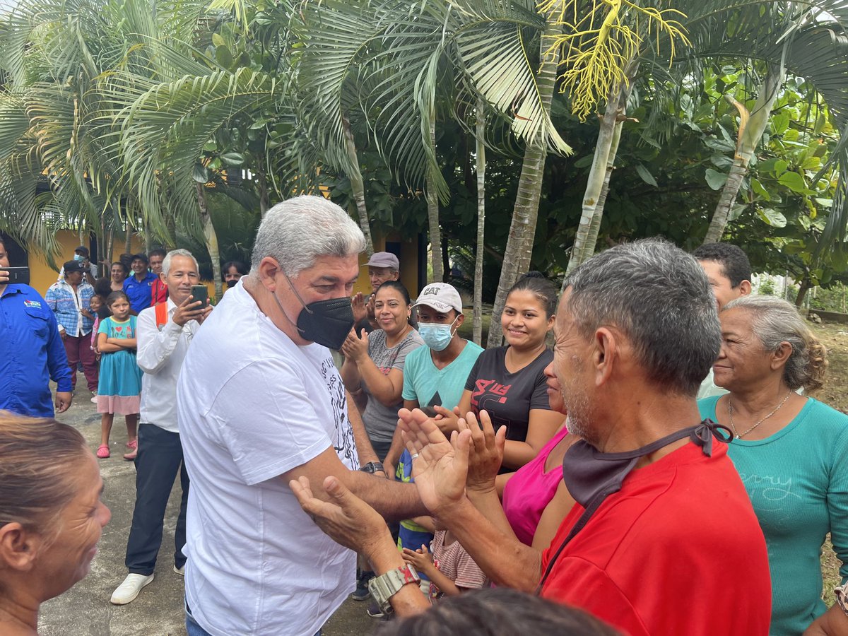 eduardopiate2's tweet photo. Nos preparamos para el comienzo del año escolar 2022-2023. Hoy inspeccionamos el liceo “Lic. Carlos Alexis Gómez” en Guasdualito que está listo para el comienzo de las clases mañana 03/10 con un cuerpo docente, de trabajador@s y una comunidad comprometid@s ⁦@NicolasMaduro⁩ https://t.co/wsHQezuwDz
