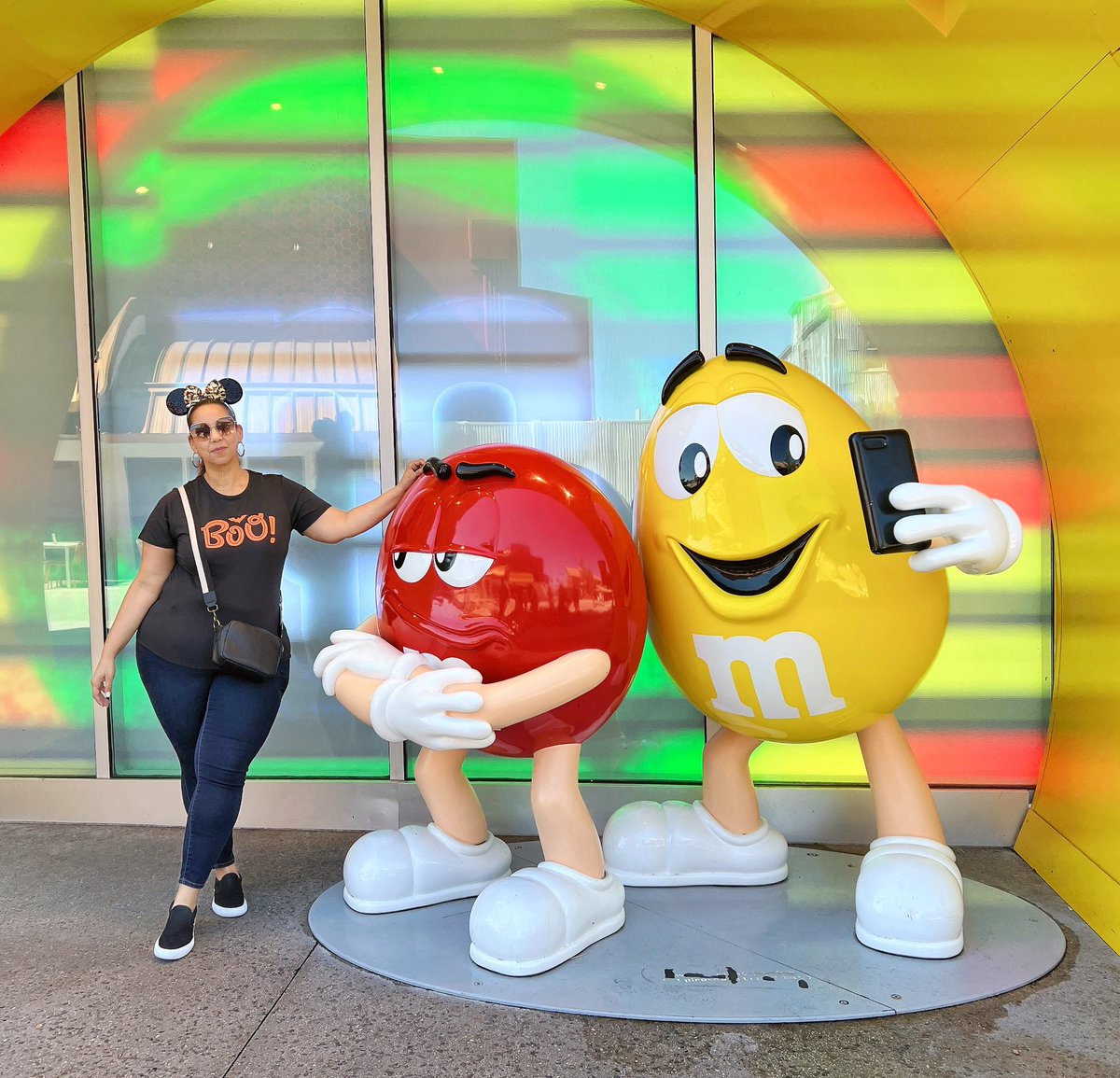 FarrahEstrella's tweet photo. The red m&amp;m did not want to take a selfie with me lol 😂 #MMSTORE https://t.co/EAl2FCD3mC