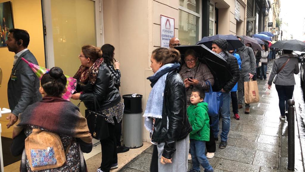 folha's tweet photo. #Eleições2022 | Lula ganha de 7 a 1 de Bolsonaro em Paris. Acompanhe ao vivo: https://t.co/kPwKmRQexR 
📸RFI https://t.co/uf55gmI32C