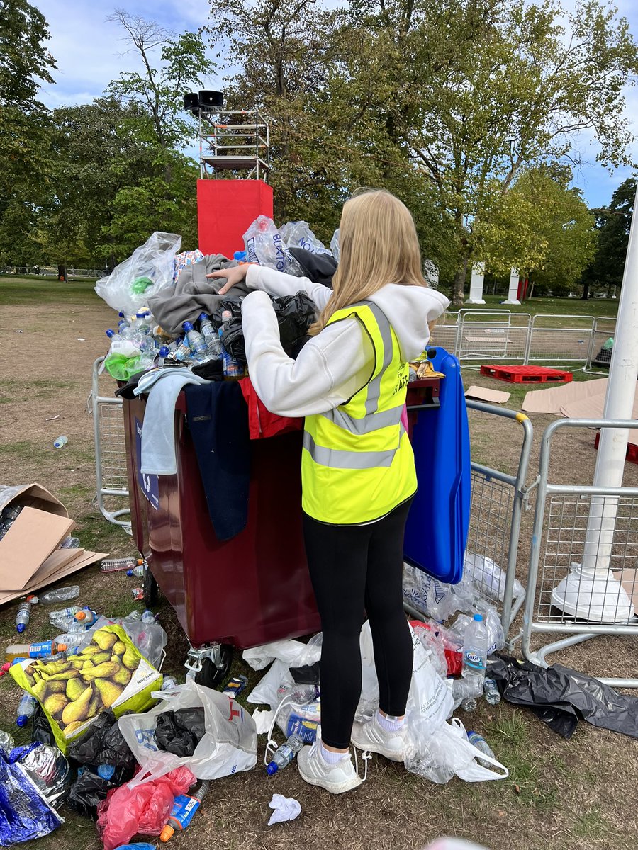 DrTraceyLeghorn's tweet photo. So proud of my daughter joining me and @suezUK colleagues today volunteering for the @TheBHF at the #LondonMarathon! The money raised from the selling of discarded clothes will fund life-saving ♥️ research! #SavingLives #TeamBHF #CommitmentToTheEnvironment #GivingSomethingBack https://t.co/w6MJYmwpx9