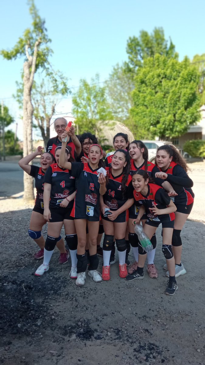 FLORIDA A LA FINAL!!

Lo dimos todo en la semi y queremos el oro!! Arriba nosotras💥🐺🏐💪🏽🍀