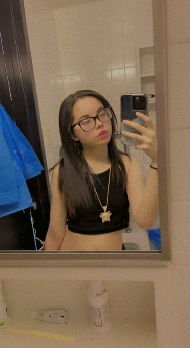 Just a Nerdy gamer girl that&rsquo;s loves to do tattoos ☺️and get high and looks like Velma https://t.co/