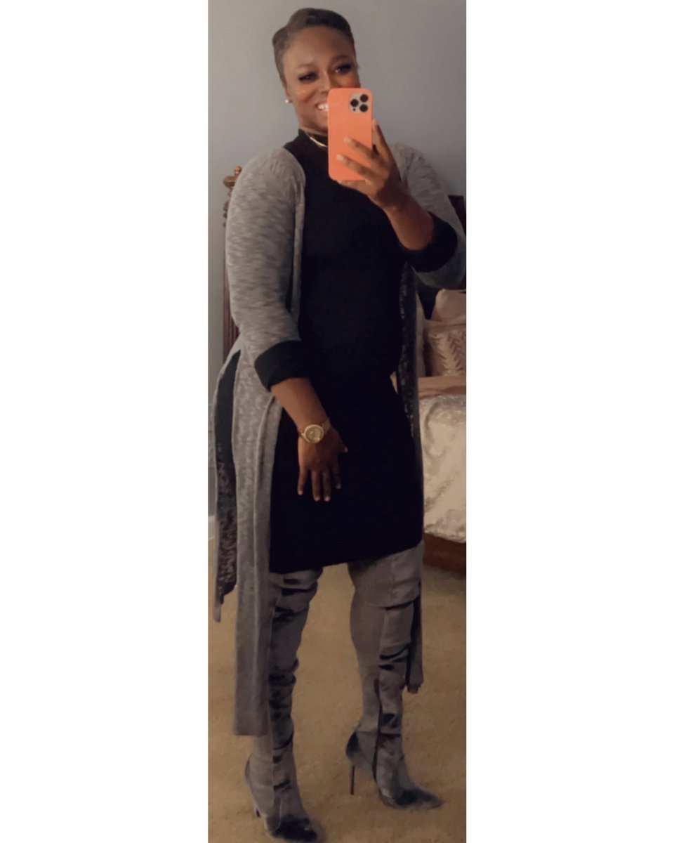 Love on yourself. It’s beautiful🖤
#WardrobeStylist