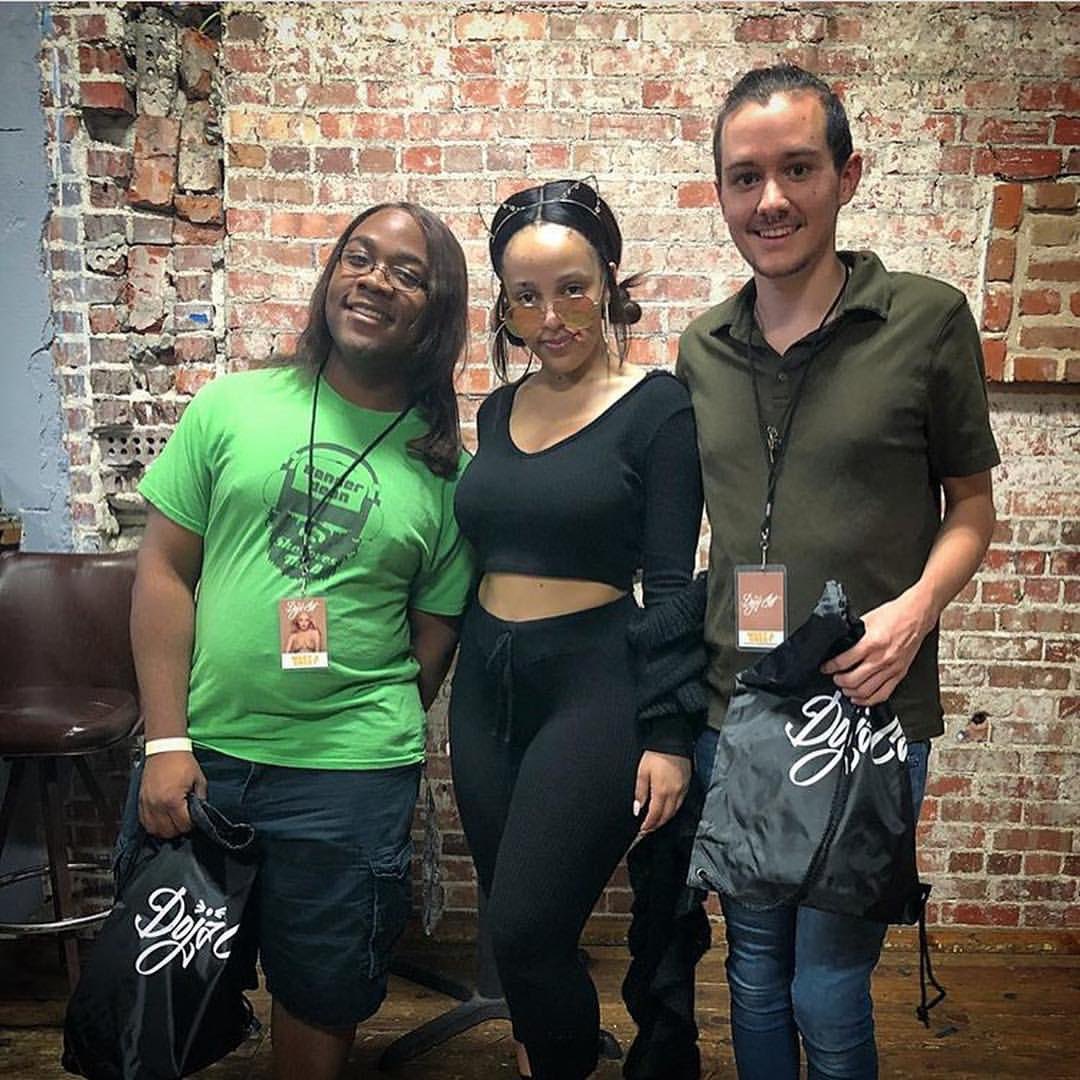 ThrowbackDoja's tweet photo. Doja Cat backstage with fans on day 14 of her #AmalaTour in Denver 4 years ago today (october 2nd 2018) https://t.co/JmeYzOdHAu