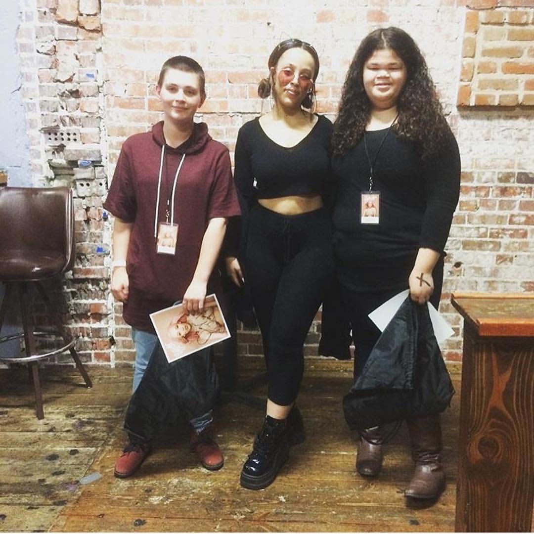 ThrowbackDoja's tweet photo. Doja Cat backstage with fans on day 14 of her #AmalaTour in Denver 4 years ago today (october 2nd 2018) https://t.co/JmeYzOdHAu
