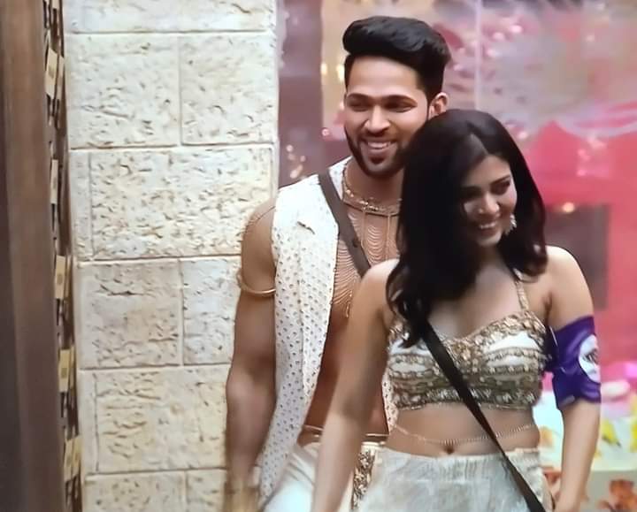 GauravMunde7's tweet photo. #shiveena ❌
#sovish ❌
#Roru ✔️
😂😁बाहेरून आले readyment couple
#BiggBossMarathi
#BiggBossMarathiS4
@ColorsMarathi @BiggBossMarathi https://t.co/w5IyrXMh5q