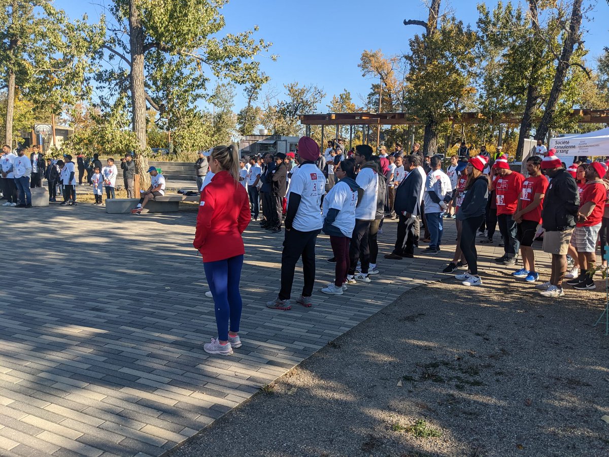 joececiyyc's tweet photo. Beautiful fall day for the 11th annual Run for Calgary! Thanks to everyone for coming out and raising money for Canadian Blood Services! @CanadasLifeline @RunForCGY #yyc #ableg https://t.co/CgR3Pq9sTQ