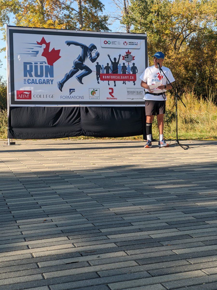 joececiyyc's tweet photo. Beautiful fall day for the 11th annual Run for Calgary! Thanks to everyone for coming out and raising money for Canadian Blood Services! @CanadasLifeline @RunForCGY #yyc #ableg https://t.co/CgR3Pq9sTQ