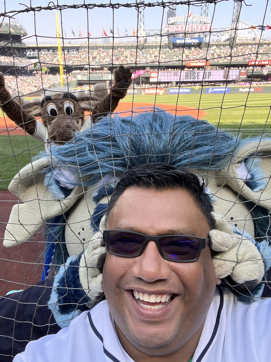 Let’s go #Mariners 
#SeaUsRise 
<a href="/Mariners/">Seattle Mariners</a> <a href="/MarinerMoose/">Mariner Moose</a> 
#SundayFunday