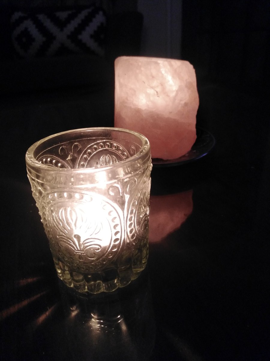 Hellofromhut's tweet photo. Autumn is here, candles are back.
Diptique dupe 50p and large salt rock candle holder £2 from @CRUKShops #ThisIsHut https://t.co/6OWBh7WsN7