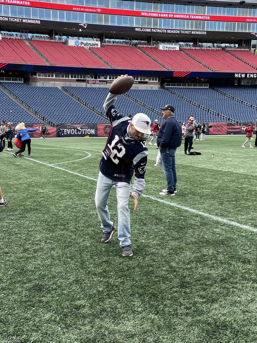 Gronk Spike in ⁦<a href="/GilletteStadium/">Gillette Stadium</a>⁩!! 

⁦<a href="/RobGronkowski/">Rob Gronkowski</a>⁩ ⁦<a href="/Patriots/">New England Patriots</a>⁩ #ProudPatriotsMember