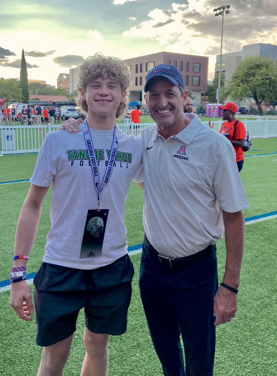 JoshLopez_Q44's tweet photo. I had an incredible time at the @ArizonaFBall game last night! Thank you @coachBSanders18 @Coach_KC84 @chuckcecil26 for the experience! @AZATHLETICS @HawksVerde @SOAZFootball @AllSportsTucson @AZPreps365  @gridironarizona #risewithus @AZSPORTSNETWORK #BearDown #ItsPersonal https://t.co/002EGLMxmW