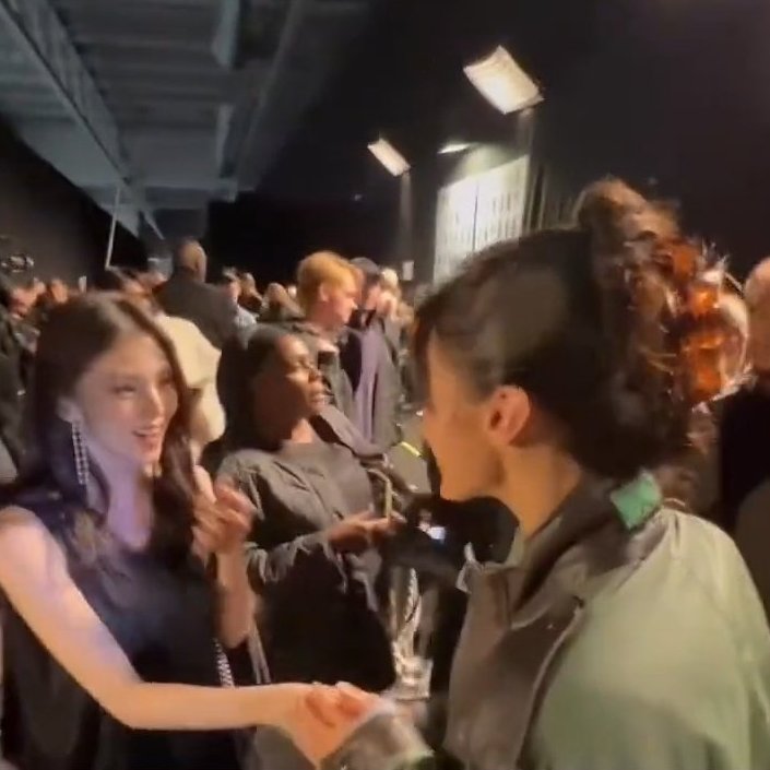 lqsohees's tweet photo. HAN SOHEE AND BELLA HADID?? https://t.co/XBFkGd7KVf
