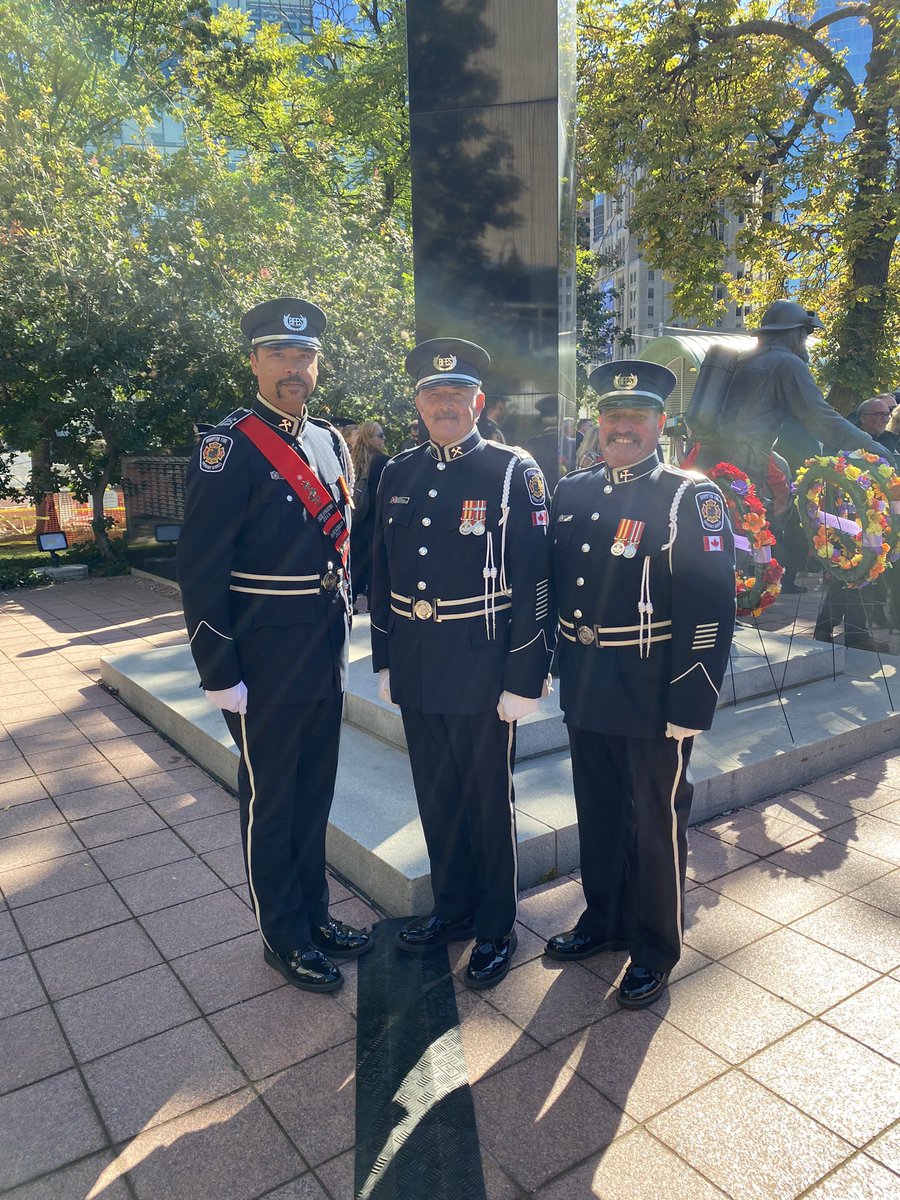 BfesGuard's tweet photo. Today at Queen's Park at the Ontario Firefighters Memorial @BfesGuard stood with many to #honour Ontario fallen firefighters who will be remembered for their bravery,heroism &amp; sacrifice while protecting lives &amp; property. @PL416 @ChiefBoyes @BramptonFireES #sacrifice #tradition https://t.co/ELp0M7UmWo
