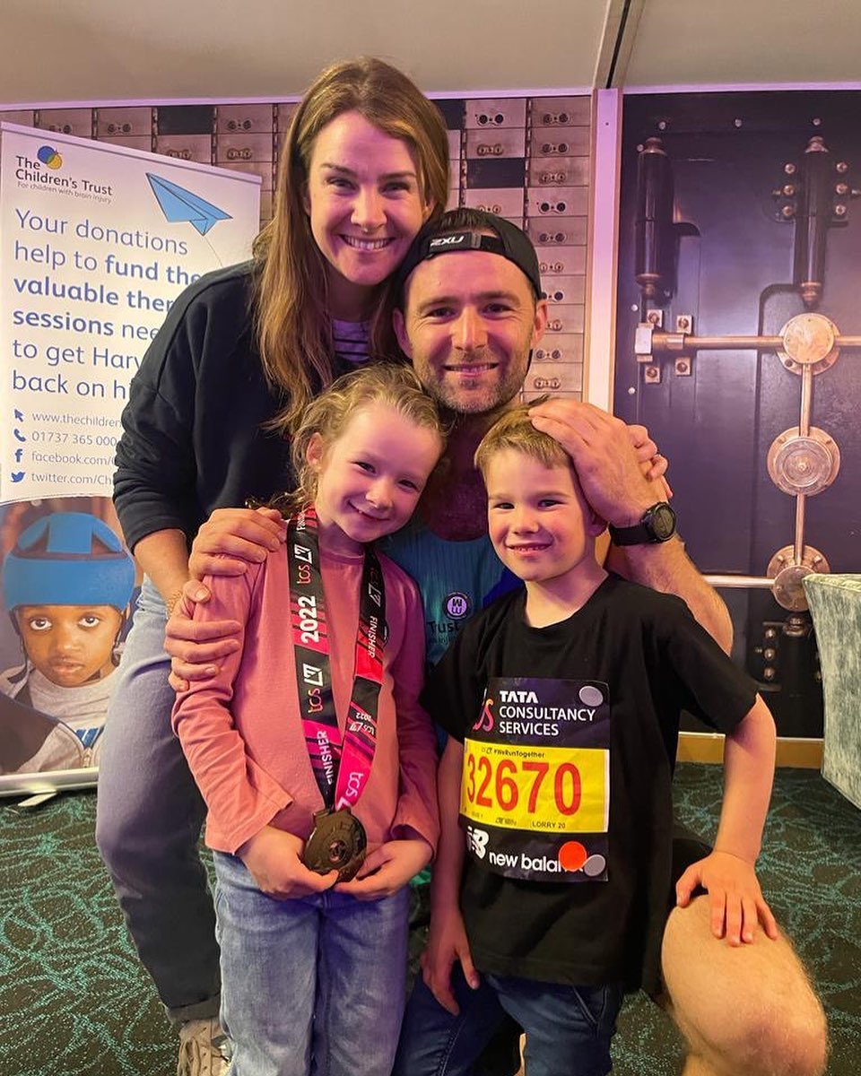 Depois de muito treinar, Harry completou a maratona de Londres, correndo pela Children’s Trust!

Harry via Instagram