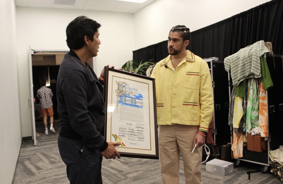AccessBadBunny's tweet photo. Bad Bunny last night receiving the official certificate of the declaration of "Bad Bunny Day" in LA 📸 https://t.co/cD4wE86xwn