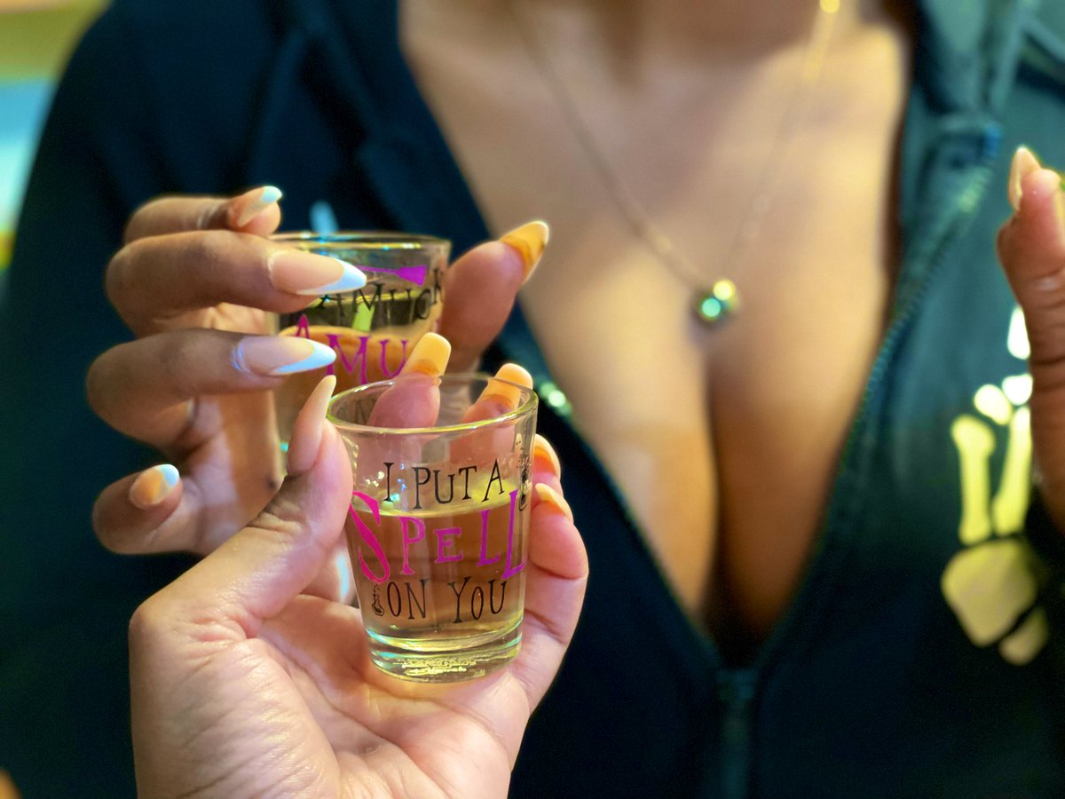 tudysister's tweet photo. Just tell me it’s Halloween, then BOOM, I’ll bring my the vibes. #HocusPocus2 #HocusPocusWatchParty #drinkingourwatermindingourBIZ every weekend we turning up. #watchthethread https://t.co/NhwY7ZAFMW