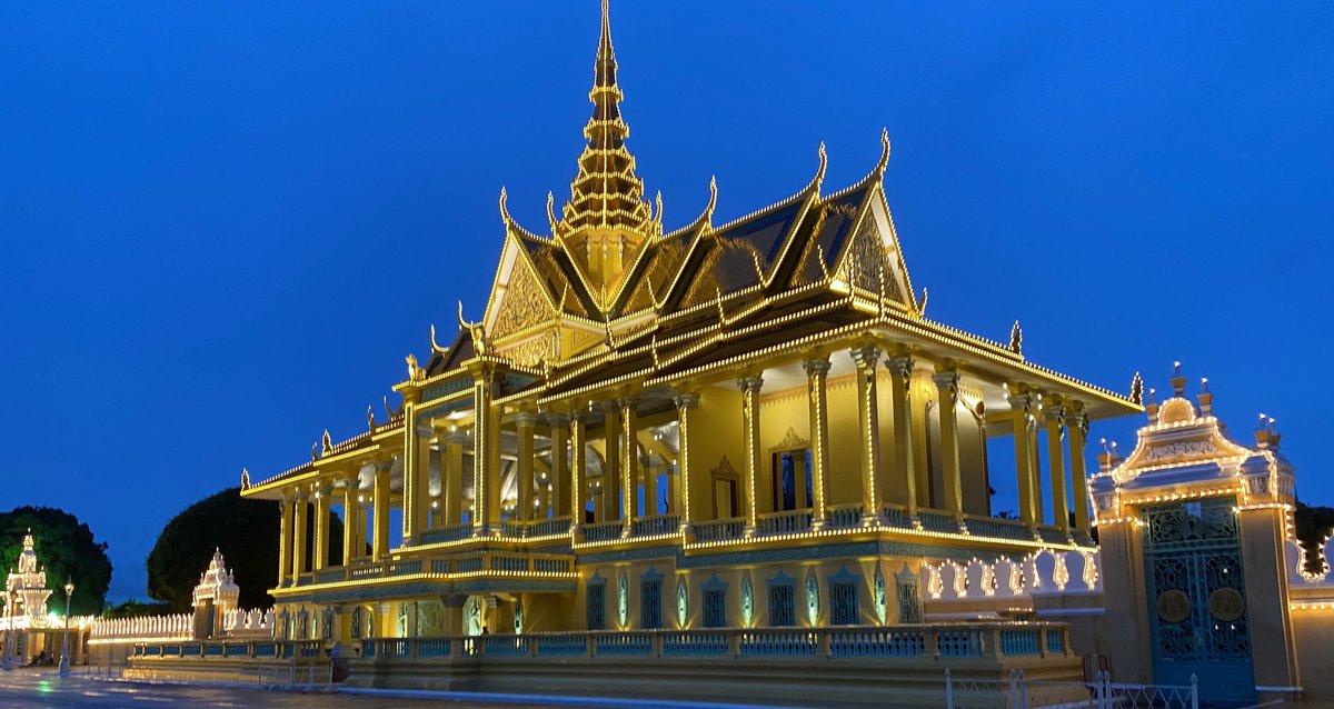 While more skyscrapers are being built everyday in this city, you can still enjoy the magnificence of traditional Khmer architecture! #cambodia #phnompenh #architecture #travel2learn