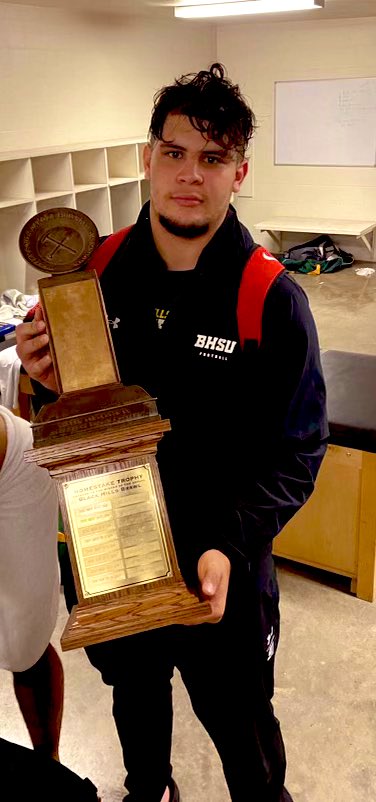 R_lene21's tweet photo. Bringing that Homestake trophy π back to Spearfish. ππ 5οΈβ£β0οΈβ£. Next stop New Mexico #BHSUFootball #GoYellowJackets #FiveAndOh #WeOverMe #PlayInTheHills ποΈ https://t.co/CCWESkgsOp