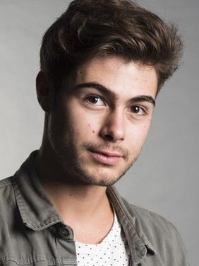 caralhooo_o's tweet photo. Por que ninguém tá falando como o ator que faz o imperador de A Imperatriz da Netflix parece com Rafa Vitti??? eu não tô louca https://t.co/O6SLXKdz8B